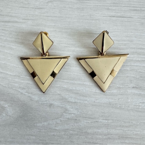 Vintage Jewelry - 𝅺Vintage Enamel Cream & Goldtone Post-back Triangular Drop Dangle Earrings